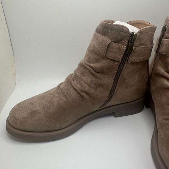 CUSHIONAIRE Burke Buckle Ankle Boot 7.5 TAUPE NEW - Picture 7 of 7
